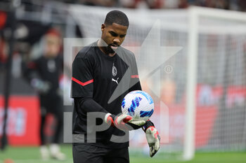 2021-09-22 - Mike Maignan of AC Milan warms up during the Serie A 2021/22 football match between AC Milan and Venezia FC at Giuseppe Meazza Stadium, Milan, Italy on September 22, 2021 - AC MILAN VS VENEZIA FC - ITALIAN SERIE A - SOCCER