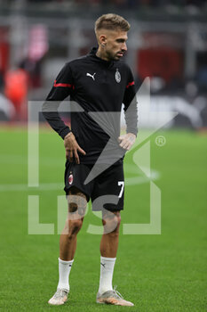 2021-09-22 - Samu Castillejo of AC Milan warms up during the Serie A 2021/22 football match between AC Milan and Venezia FC at Giuseppe Meazza Stadium, Milan, Italy on September 22, 2021 - AC MILAN VS VENEZIA FC - ITALIAN SERIE A - SOCCER