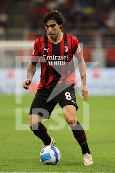 2021-09-22 - Sandro Tonali of AC Milan in action during the Serie A 2021/22 football match between AC Milan and Venezia FC at Giuseppe Meazza Stadium, Milan, Italy on September 22, 2021 - AC MILAN VS VENEZIA FC - ITALIAN SERIE A - SOCCER