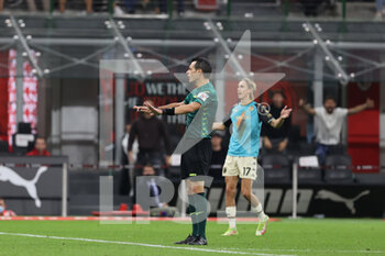 2021-09-22 - Referee Ivano Pezzuto gestures during the Serie A 2021/22 football match between AC Milan and Venezia FC at Giuseppe Meazza Stadium, Milan, Italy on September 22, 2021 - AC MILAN VS VENEZIA FC - ITALIAN SERIE A - SOCCER