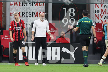 2021-09-22 - Stefano Pioli Head Coach of AC Milan reacts from the bench with Referee Ivano Pezzuto during the Serie A 2021/22 football match between AC Milan and Venezia FC at Giuseppe Meazza Stadium, Milan, Italy on September 22, 2021 - AC MILAN VS VENEZIA FC - ITALIAN SERIE A - SOCCER