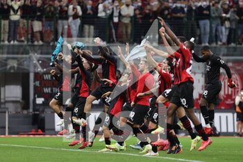2021-09-22 - AC Milan players celebrate the victory at the end of the match during the Serie A 2021/22 football match between AC Milan and Venezia FC at Giuseppe Meazza Stadium, Milan, Italy on September 22, 2021 - AC MILAN VS VENEZIA FC - ITALIAN SERIE A - SOCCER