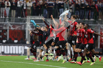 2021-09-22 - AC Milan players celebrate the victory at the end of the match during the Serie A 2021/22 football match between AC Milan and Venezia FC at Giuseppe Meazza Stadium, Milan, Italy on September 22, 2021 - AC MILAN VS VENEZIA FC - ITALIAN SERIE A - SOCCER