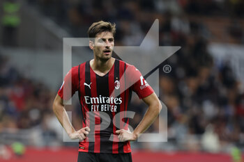 2021-09-22 - Matteo Gabbia of AC Milan in action during the Serie A 2021/22 football match between AC Milan and Venezia FC at Giuseppe Meazza Stadium, Milan, Italy on September 22, 2021 - AC MILAN VS VENEZIA FC - ITALIAN SERIE A - SOCCER