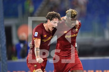 2021-09-23 - ROME, ITALY - September 23 :  Nicolo' Zaniolo (L) Tammy Abraham (R) of AS Roma    celebrates after scoring a goal during the Italian Serie A  soccer match between  AS Roma  and Udinese  at Stadio Olimpico on September 23,2021 in Rome, Italy - AS ROMA VS UDINESE CALCIO - ITALIAN SERIE A - SOCCER