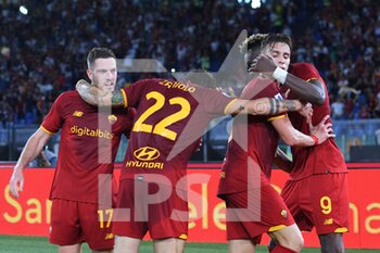 2021-09-23 - ROME, ITALY - September 23 :  Players   AS Roma  celebrates  after Tammy Abraham scoring a goal during the Italian Serie A  soccer match between  AS Roma  and Udinese  at Stadio Olimpico on September 23,2021 in Rome, Italy - AS ROMA VS UDINESE CALCIO - ITALIAN SERIE A - SOCCER