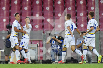 2021-09-22 - Hellas Verona's forward Nikola Kalinic celebrates with teammates after scoring the 0-1 goal  - US SALERNITANA VS HELLAS VERONA FC - ITALIAN SERIE A - SOCCER
