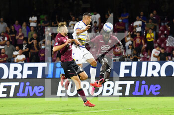 2021-09-22 - ,Salernitana's midfielder Mamadou Coulibaly jump for the ball  - US SALERNITANA VS HELLAS VERONA FC - ITALIAN SERIE A - SOCCER