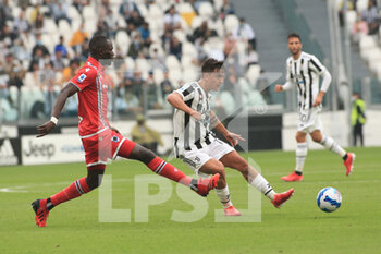 2021-09-26 - Paulo Dybala (Juventus FC) controls the ball vs Omar Colley (UC Sampdoria) - JUVENTUS FC VS UC SAMPDORIA - ITALIAN SERIE A - SOCCER
