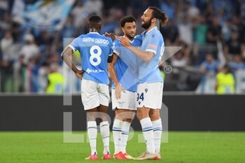 2021-09-26 - ROME, ITALY - September 26 :  Players SS Lazio Celebrate after the winning during  Italian Serie A soccer match between  SS Lazio and AS Roma at Stadio Olimpico on September 26,2021  in Rome Italy 


 - SS LAZIO VS AS ROMA - ITALIAN SERIE A - SOCCER