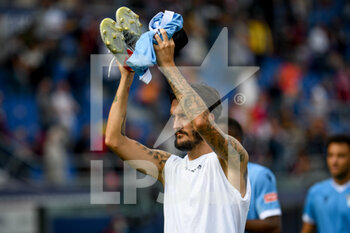 2021-10-03 - Luis Alberto (Lazio) showing shoes and shirt to fans - BOLOGNA FC VS SS LAZIO - ITALIAN SERIE A - SOCCER