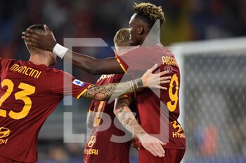 2021-10-03 - ROME, ITALY - October 3 : Players   of AS Roma  celebrates  after Henrikh Mkhitaryanscoring a goal during the Italian Serie A  soccer match between  AS Roma  and Empoli FC  at Stadio Olimpico on October 3,2021 in Rome, Italy - AS ROMA VS EMPOLI FC - ITALIAN SERIE A - SOCCER