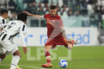 2021-10-17 - Lorenzo Pellegrini (AS Roma) kicks the ball - JUVENTUS FC VS AS ROMA - ITALIAN SERIE A - SOCCER
