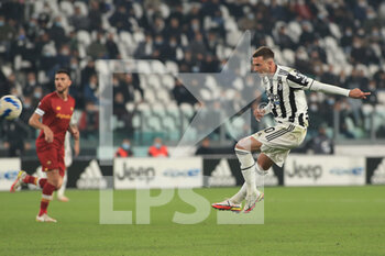 2021-10-17 - Federico Bernardeschi (Juventus FC) kicks the ball - JUVENTUS FC VS AS ROMA - ITALIAN SERIE A - SOCCER