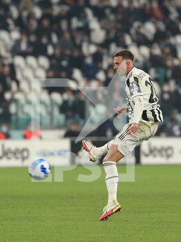 2021-10-17 - Federico Bernardeschi (Juventus FC) controls the ball - JUVENTUS FC VS AS ROMA - ITALIAN SERIE A - SOCCER