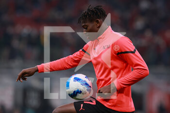 2021-10-16 - Rafael Leao of AC Milan warms up during the Serie A 2021/22 football match between AC Milan and Hellas Verona FC at Giuseppe Meazza Stadium, Milan, Italy on October 16, 2021 - AC MILAN VS HELLAS VERONA FC - ITALIAN SERIE A - SOCCER