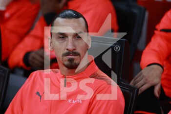 2021-10-16 - Zlatan Ibrahimovic of AC Milan in the bench during the Serie A 2021/22 football match between AC Milan and Hellas Verona FC at Giuseppe Meazza Stadium, Milan, Italy on October 16, 2021 - AC MILAN VS HELLAS VERONA FC - ITALIAN SERIE A - SOCCER