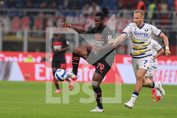 2021-10-16 - Franck Kessie of AC Milan in action during the Serie A 2021/22 football match between AC Milan and Hellas Verona FC at Giuseppe Meazza Stadium, Milan, Italy on October 16, 2021 - AC MILAN VS HELLAS VERONA FC - ITALIAN SERIE A - SOCCER