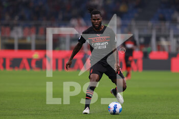 2021-10-16 - Franck Kessie of AC Milan in action during the Serie A 2021/22 football match between AC Milan and Hellas Verona FC at Giuseppe Meazza Stadium, Milan, Italy on October 16, 2021 - AC MILAN VS HELLAS VERONA FC - ITALIAN SERIE A - SOCCER