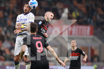 2021-10-16 - Federico Ceccherini of Hellas Verona FC fights for the ball against Ante Rebic of AC Milan during the Serie A 2021/22 football match between AC Milan and Hellas Verona FC at Giuseppe Meazza Stadium, Milan, Italy on October 16, 2021 - AC MILAN VS HELLAS VERONA FC - ITALIAN SERIE A - SOCCER