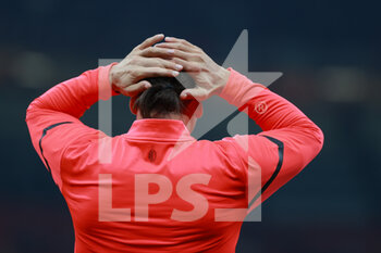 2021-10-16 - Zlatan Ibrahimovic of AC Milan warms up during the Serie A 2021/22 football match between AC Milan and Hellas Verona FC at Giuseppe Meazza Stadium, Milan, Italy on October 16, 2021 - AC MILAN VS HELLAS VERONA FC - ITALIAN SERIE A - SOCCER