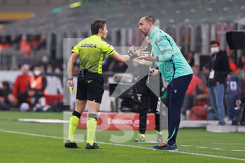 2021-10-16 - Igor Tudor head coach of Hellas Verona FC discusses with Referee Alessandro Prontera during the Serie A 2021/22 football match between AC Milan and Hellas Verona FC at Giuseppe Meazza Stadium, Milan, Italy on October 16, 2021 - AC MILAN VS HELLAS VERONA FC - ITALIAN SERIE A - SOCCER