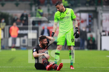 2021-10-16 - Olivier Giroud of AC Milan injured diuring the Serie A 2021/22 football match between AC Milan and Hellas Verona FC at Giuseppe Meazza Stadium, Milan, Italy on October 16, 2021 - AC MILAN VS HELLAS VERONA FC - ITALIAN SERIE A - SOCCER