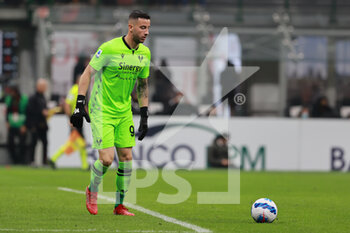2021-10-16 - Lorenzo Montipo of Hellas Verona FC in action during the Serie A 2021/22 football match between AC Milan and Hellas Verona FC at Giuseppe Meazza Stadium, Milan, Italy on October 16, 2021 - AC MILAN VS HELLAS VERONA FC - ITALIAN SERIE A - SOCCER