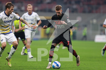 2021-10-16 - Samu Castillejo of AC Milan in action during the Serie A 2021/22 football match between AC Milan and Hellas Verona FC at Giuseppe Meazza Stadium, Milan, Italy on October 16, 2021 - AC MILAN VS HELLAS VERONA FC - ITALIAN SERIE A - SOCCER