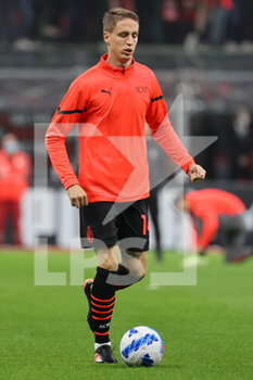 2021-10-16 - Andrea Conti of AC Milan warms up during the Serie A 2021/22 football match between AC Milan and Hellas Verona FC at Giuseppe Meazza Stadium, Milan, Italy on October 16, 2021 - AC MILAN VS HELLAS VERONA FC - ITALIAN SERIE A - SOCCER