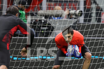 2021-10-16 - Ciprian Tatarusanu of AC Milan warms up during the Serie A 2021/22 football match between AC Milan and Hellas Verona FC at Giuseppe Meazza Stadium, Milan, Italy on October 16, 2021 - AC MILAN VS HELLAS VERONA FC - ITALIAN SERIE A - SOCCER