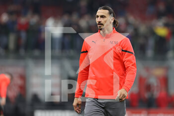 2021-10-16 - Zlatan Ibrahimovic of AC Milan warms up during the Serie A 2021/22 football match between AC Milan and Hellas Verona FC at Giuseppe Meazza Stadium, Milan, Italy on October 16, 2021 - AC MILAN VS HELLAS VERONA FC - ITALIAN SERIE A - SOCCER