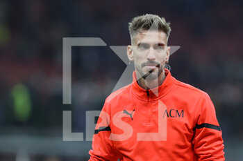 2021-10-16 - Samu Castillejo of AC Milan warms up during the Serie A 2021/22 football match between AC Milan and Hellas Verona FC at Giuseppe Meazza Stadium, Milan, Italy on October 16, 2021 - AC MILAN VS HELLAS VERONA FC - ITALIAN SERIE A - SOCCER
