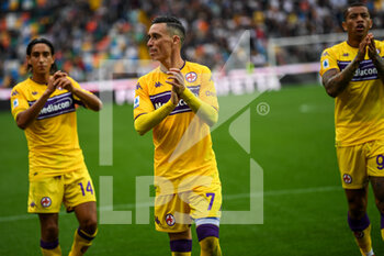 2021-09-26 - Jose Callejon (ACF Fiorentina) regala la maglia ai tifosi - UDINESE CALCIO VS ACF FIORENTINA - ITALIAN SERIE A - SOCCER