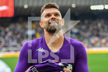 2021-09-26 - Bartlomiej Dragowski (ACF Fiorentina) regala la maglia ai tifosi - UDINESE CALCIO VS ACF FIORENTINA - ITALIAN SERIE A - SOCCER