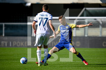 2021-10-24 - Darko Lazovic (Verona) in action against Adam Marusic (Lazio) - HELLAS VERONA FC VS SS LAZIO - ITALIAN SERIE A - SOCCER