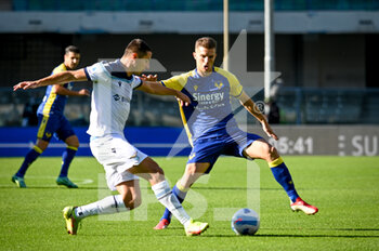 2021-10-24 - Adam Marusic (Lazio) in action against Darko Lazovic (Verona) - HELLAS VERONA FC VS SS LAZIO - ITALIAN SERIE A - SOCCER