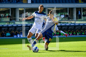 2021-10-24 - Giovanni Simeoni (Verona) in action against Stefan Radu (Lazio) - HELLAS VERONA FC VS SS LAZIO - ITALIAN SERIE A - SOCCER