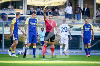 2021-10-24 - Federico Ceccherini (Verona) cautioned by the referee of the match Marco Piccinini - HELLAS VERONA FC VS SS LAZIO - ITALIAN SERIE A - SOCCER