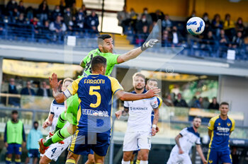 2021-10-24 - Lorenzo Montipò (Verona) saves a goal - HELLAS VERONA FC VS SS LAZIO - ITALIAN SERIE A - SOCCER