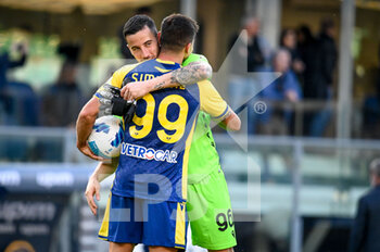 2021-10-24 - Lorenzo Montipò (Verona) hugs Giovanni Simeoni (Verona) - HELLAS VERONA FC VS SS LAZIO - ITALIAN SERIE A - SOCCER