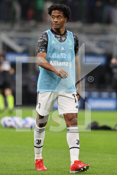 2021-10-24 - Juan Cuadrado of Juventus FC warms up during the Serie A 2021/22 football match between FC Internazionale and Juventus FC at Giuseppe Meazza Stadium, Milan, Italy on October 24, 2021 - INTER - FC INTERNAZIONALE VS JUVENTUS FC - ITALIAN SERIE A - SOCCER