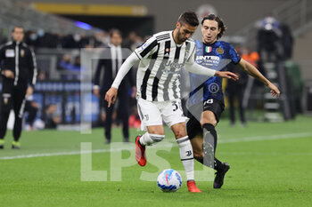 2021-10-24 - Rodrigo Bentancur of Juventus FC fights for the ball against Matteo Darmian of FC Internazionale during the Serie A 2021/22 football match between FC Internazionale and Juventus FC at Giuseppe Meazza Stadium, Milan, Italy on October 24, 2021 - INTER - FC INTERNAZIONALE VS JUVENTUS FC - ITALIAN SERIE A - SOCCER
