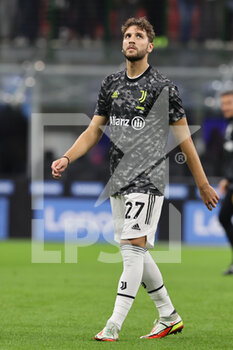 2021-10-24 - Manuel Locatelli of Juventus FC warms up during the Serie A 2021/22 football match between FC Internazionale and Juventus FC at Giuseppe Meazza Stadium, Milan, Italy on October 24, 2021 - INTER - FC INTERNAZIONALE VS JUVENTUS FC - ITALIAN SERIE A - SOCCER