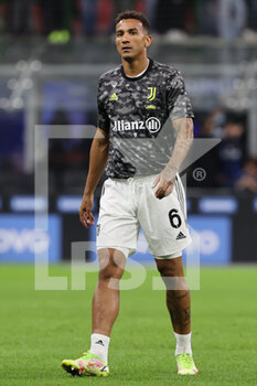 2021-10-24 - Danilo of Juventus FC warms up during the Serie A 2021/22 football match between FC Internazionale and Juventus FC at Giuseppe Meazza Stadium, Milan, Italy on October 24, 2021 - INTER - FC INTERNAZIONALE VS JUVENTUS FC - ITALIAN SERIE A - SOCCER