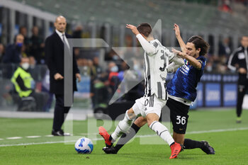 2021-10-24 - Rodrigo Bentancur of Juventus FC fights for the ball against Matteo Darmian of FC Internazionale during the Serie A 2021/22 football match between FC Internazionale and Juventus FC at Giuseppe Meazza Stadium, Milan, Italy on October 24, 2021 - INTER - FC INTERNAZIONALE VS JUVENTUS FC - ITALIAN SERIE A - SOCCER