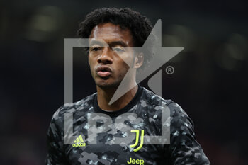 2021-10-24 - Juan Cuadrado of Juventus FC warms up during the Serie A 2021/22 football match between FC Internazionale and Juventus FC at Giuseppe Meazza Stadium, Milan, Italy on October 24, 2021 - INTER - FC INTERNAZIONALE VS JUVENTUS FC - ITALIAN SERIE A - SOCCER