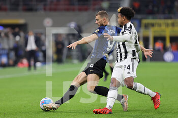 2021-10-24 - Edin Dzeko of FC Internazionale fights for the ball against Weston McKennie of Juventus FC during the Serie A 2021/22 football match between FC Internazionale and Juventus FC at Giuseppe Meazza Stadium, Milan, Italy on October 24, 2021 - INTER - FC INTERNAZIONALE VS JUVENTUS FC - ITALIAN SERIE A - SOCCER