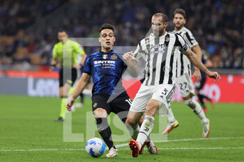 2021-10-24 - Giorgio Chiellini of Juventus FC fights for the ball against Lautaro Martinez of FC Internazionale during the Serie A 2021/22 football match between FC Internazionale and Juventus FC at Giuseppe Meazza Stadium, Milan, Italy on October 24, 2021 - INTER - FC INTERNAZIONALE VS JUVENTUS FC - ITALIAN SERIE A - SOCCER