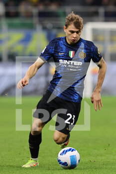 2021-10-24 - Nicolò Barella of FC Internazionale in action during the Serie A 2021/22 football match between FC Internazionale and Juventus FC at Giuseppe Meazza Stadium, Milan, Italy on October 24, 2021 - INTER - FC INTERNAZIONALE VS JUVENTUS FC - ITALIAN SERIE A - SOCCER
